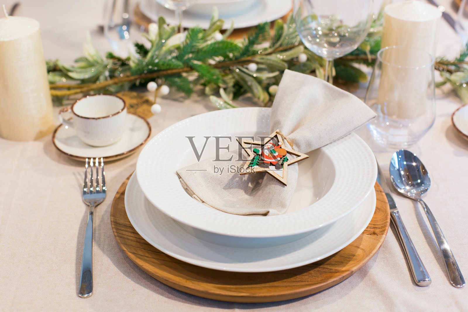 圣诞节、新年餐桌的设置庆祝节日照片摄影图片