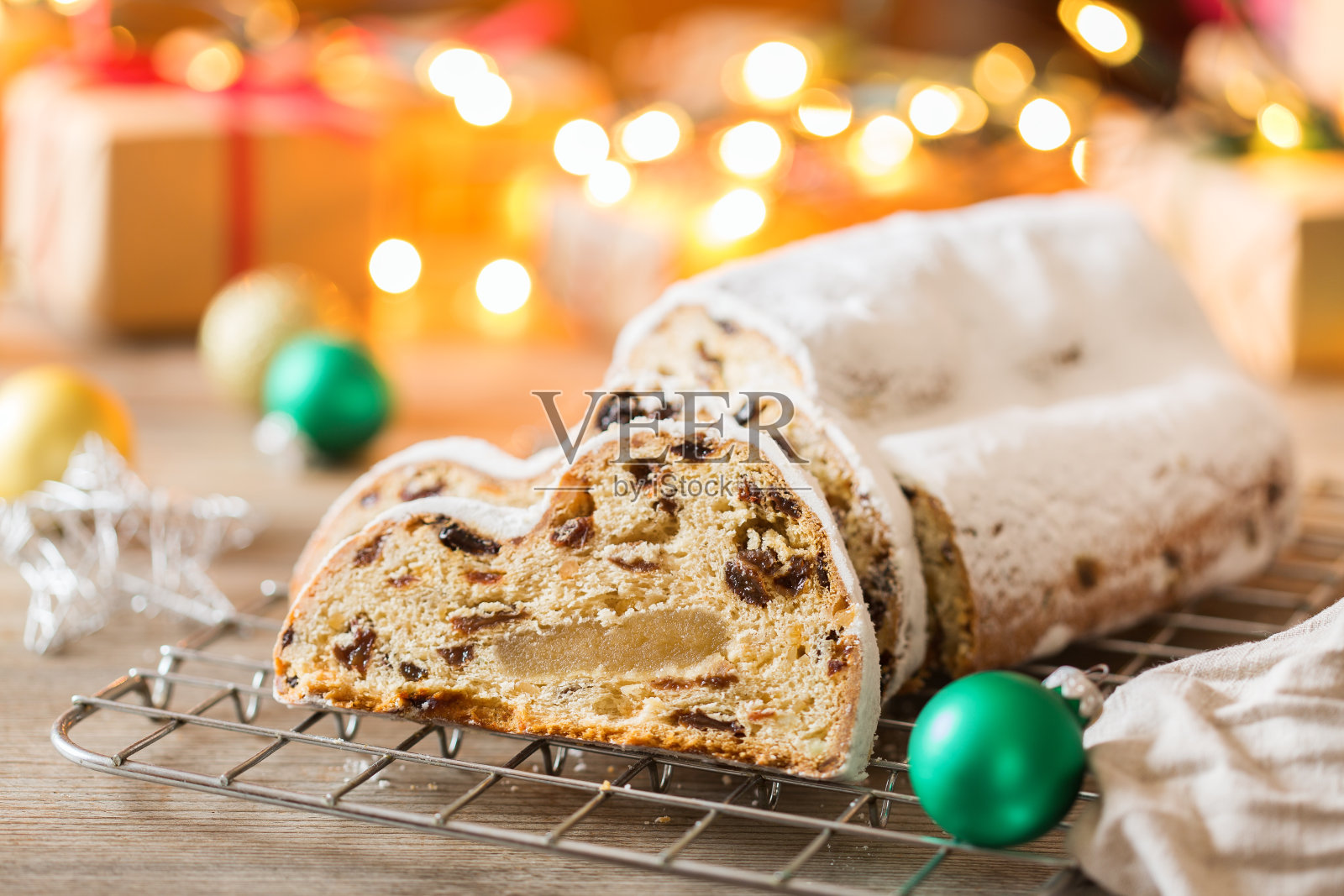 传统的欧洲德国圣诞自制Stollen与节日装饰照片摄影图片