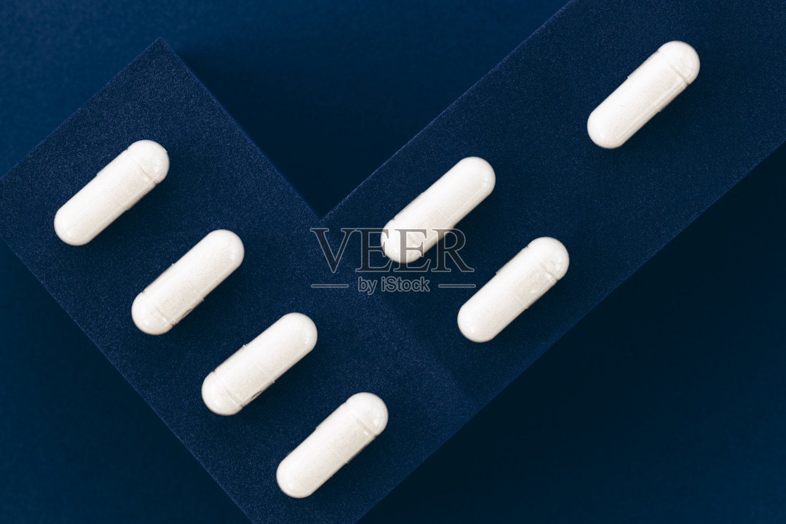 5-羟色胺脂胶囊的特写。饮食的概念。膳食补充剂赢富数据。照片摄影图片