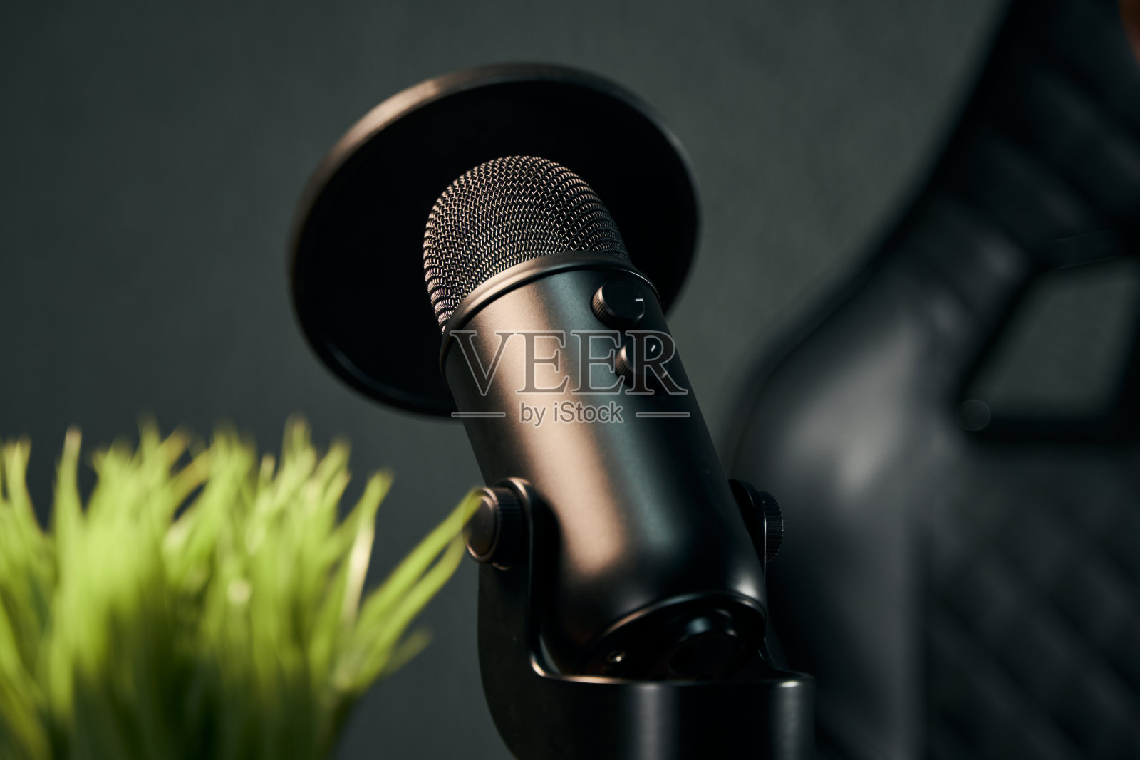 专业的麦克风和流行滤镜在一个不错的灰色背景照片摄影图片