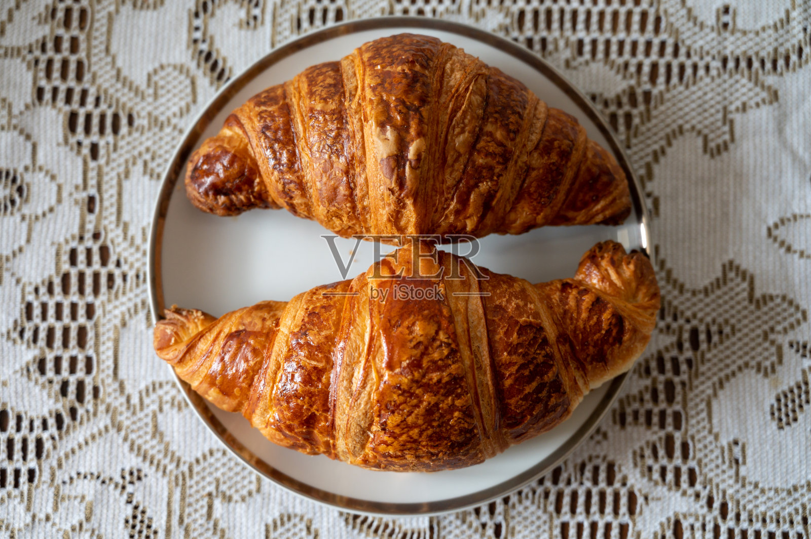 两个新鲜出炉的泡芙牛角面包，传统的法国早餐照片摄影图片