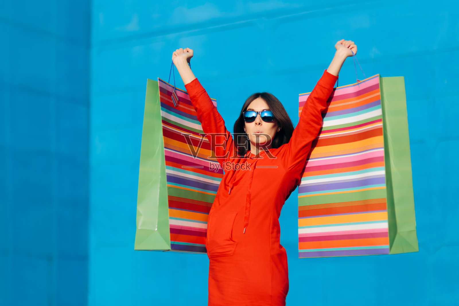 抱着大购物袋的孕妇照片摄影图片