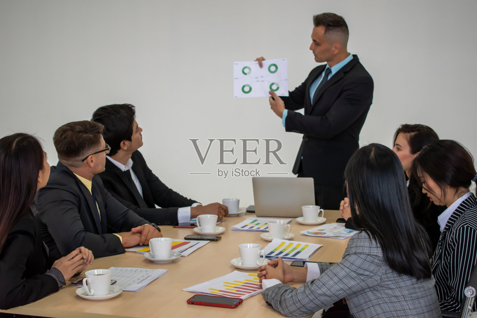 工作人员在办公室的形象照片摄影图片