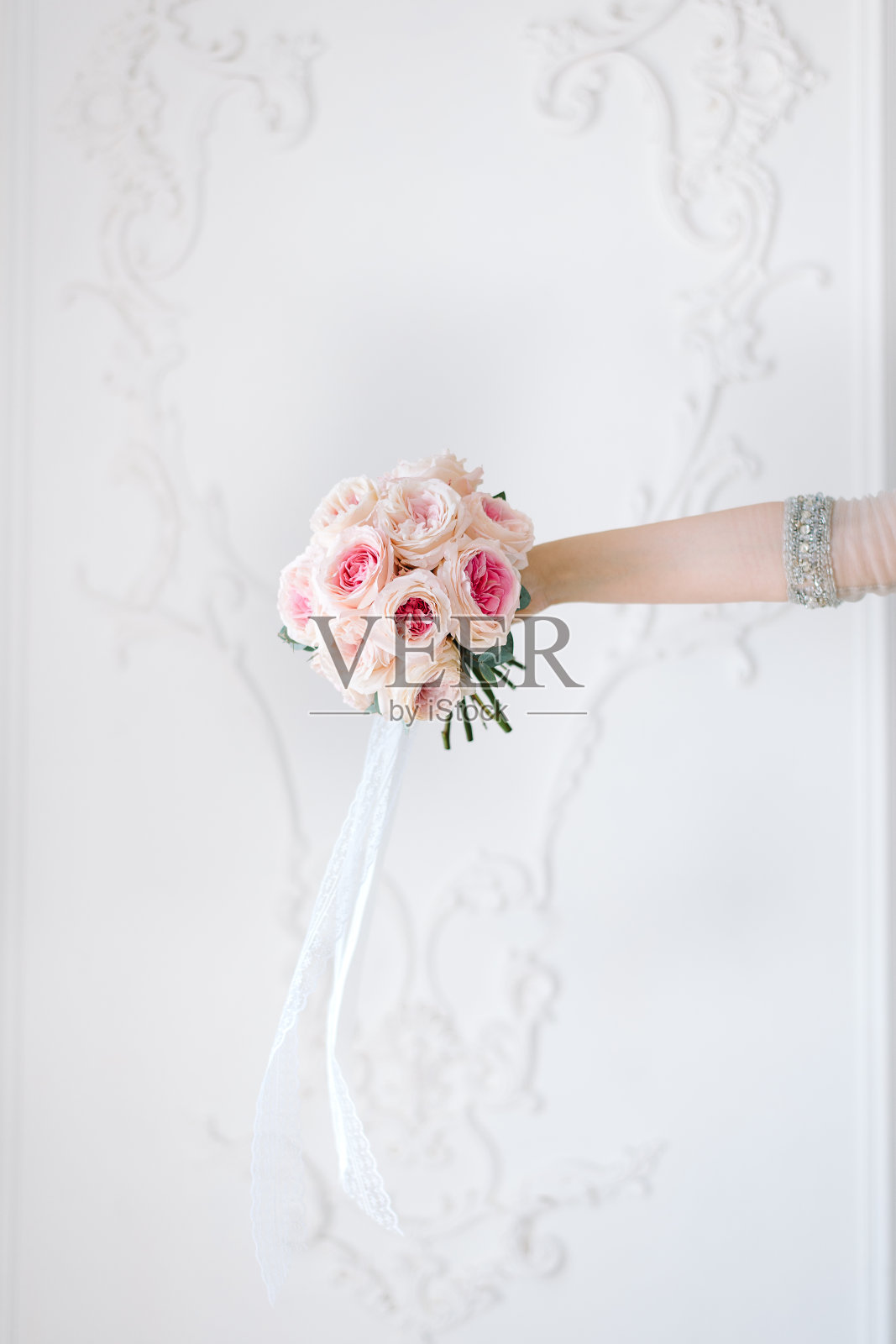 美丽古典的婚礼花束在新娘的手中。粉色牡丹玫瑰。照片摄影图片