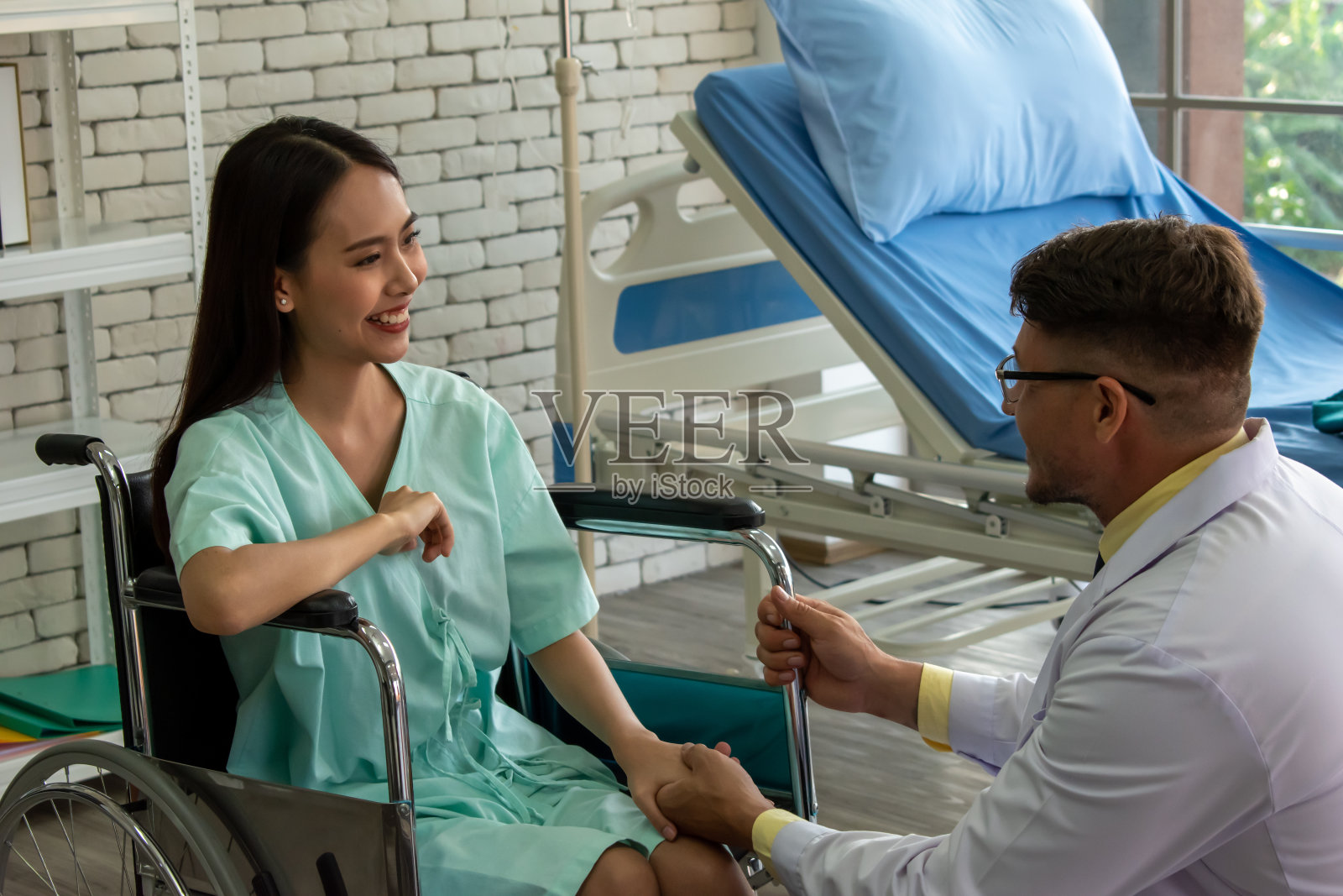 病人和医生都在房间里照片摄影图片