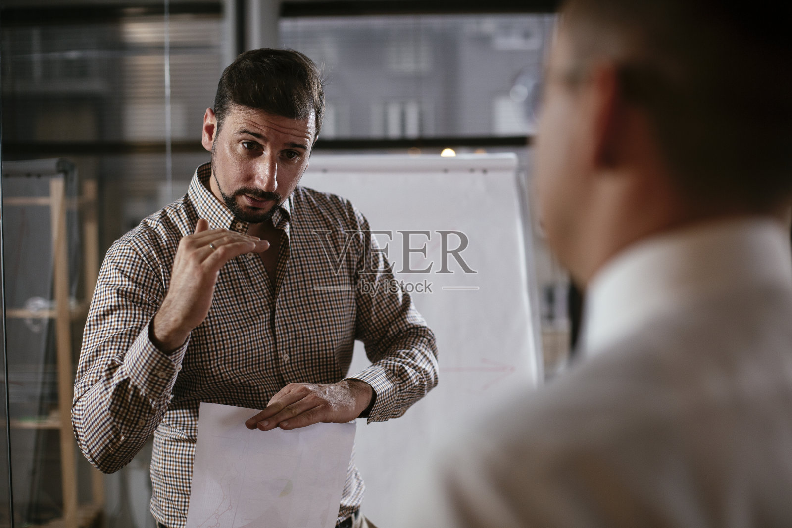 同事们在会议室制定商业计划。照片摄影图片