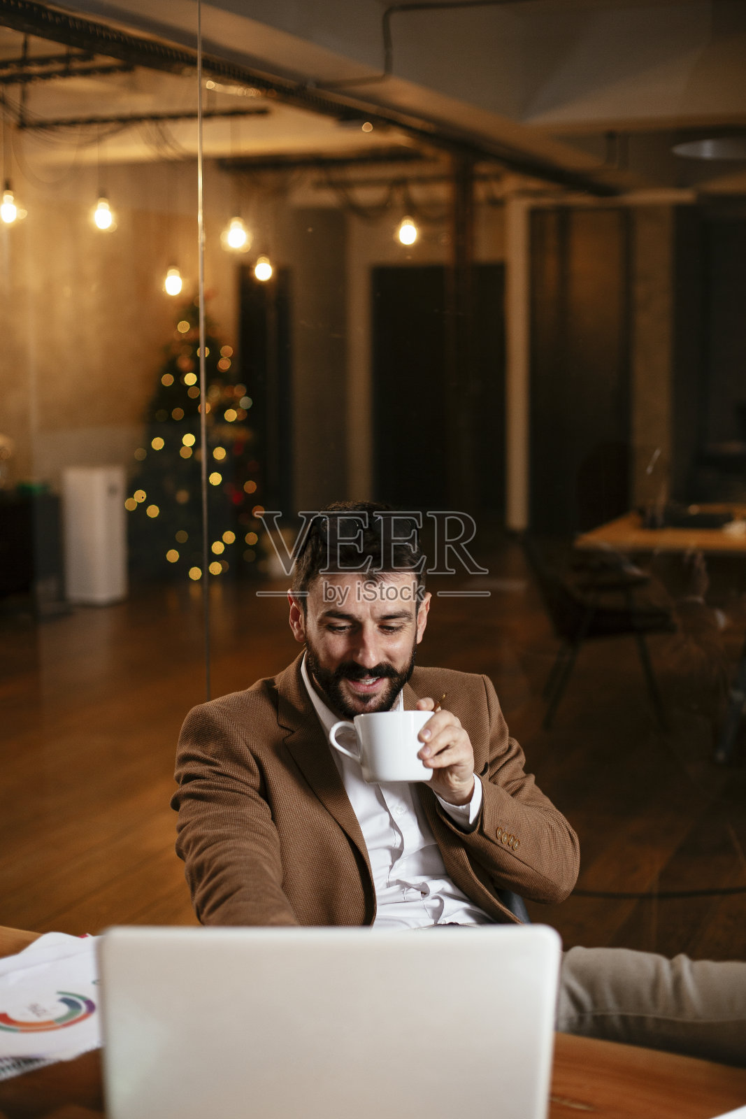 年轻商人在办公室喝咖啡。照片摄影图片