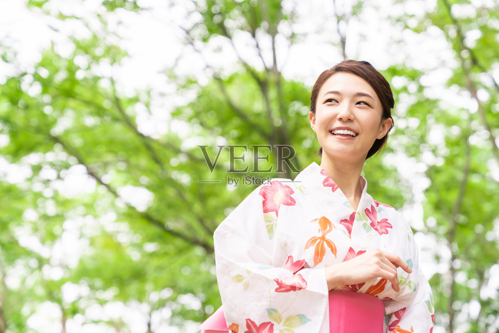 亚洲妇女穿着传统的日本夏季休闲和服称为“浴衣”。照片摄影图片