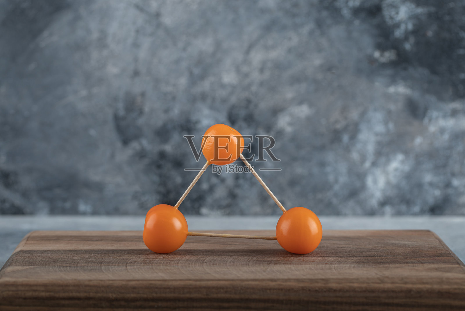 橙色的西红柿和木棍放在木板上照片摄影图片