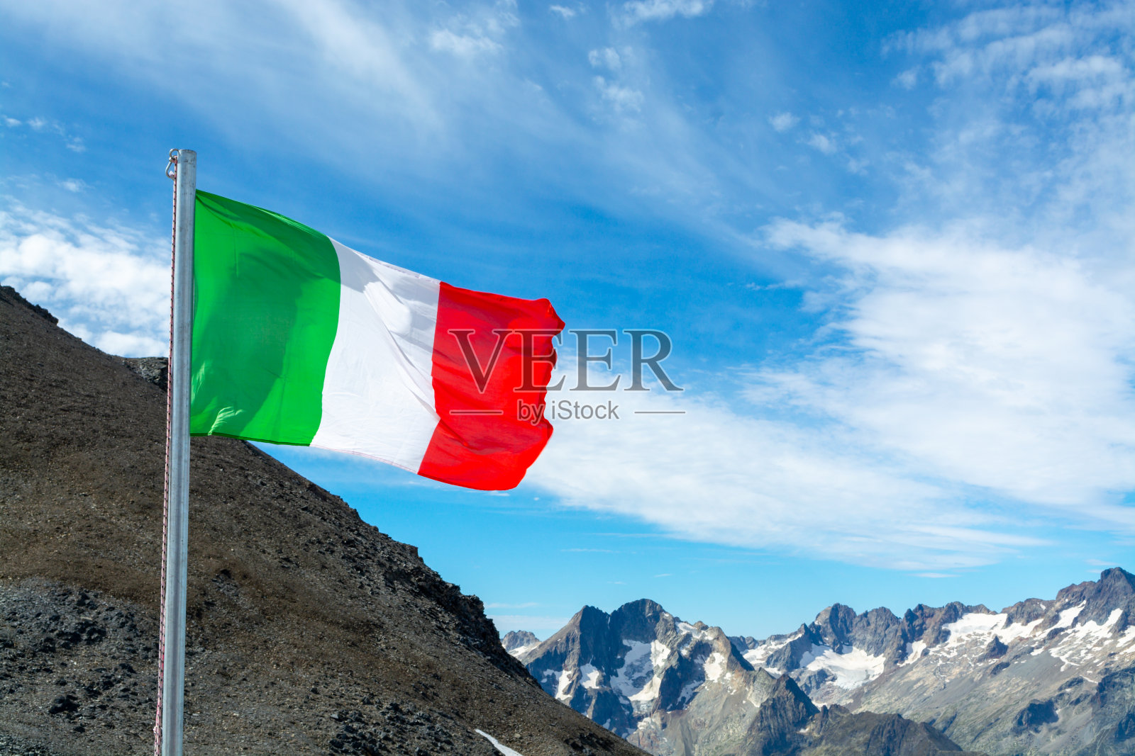 旗杆上飘扬着绿白红的意大利国旗照片摄影图片