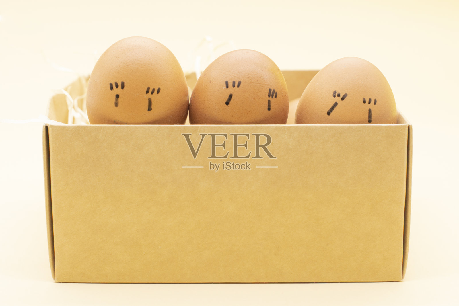 盒子里有复活节彩蛋。复活节的概念照片摄影图片