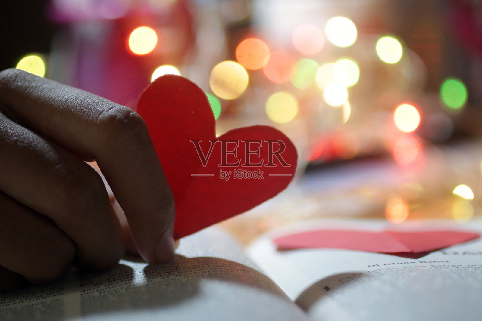 红色的心，一个爱的形状的象征在手。照片摄影图片