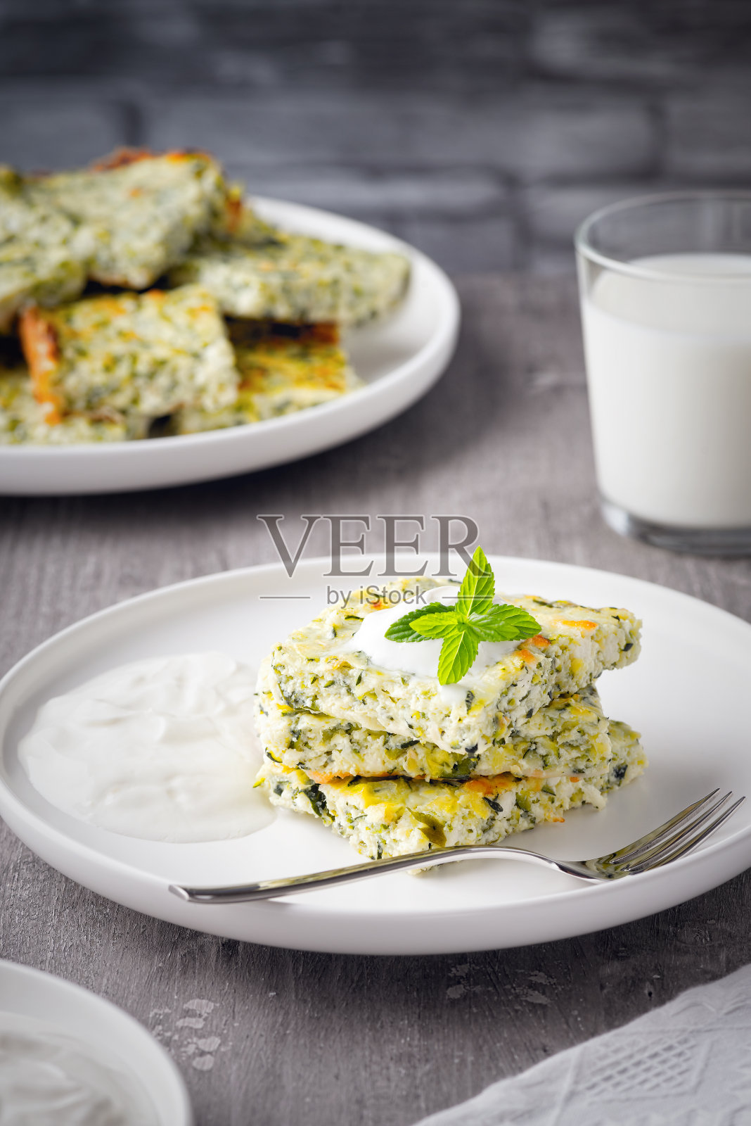 配奶酪、西葫芦和牛奶的砂锅菜照片摄影图片