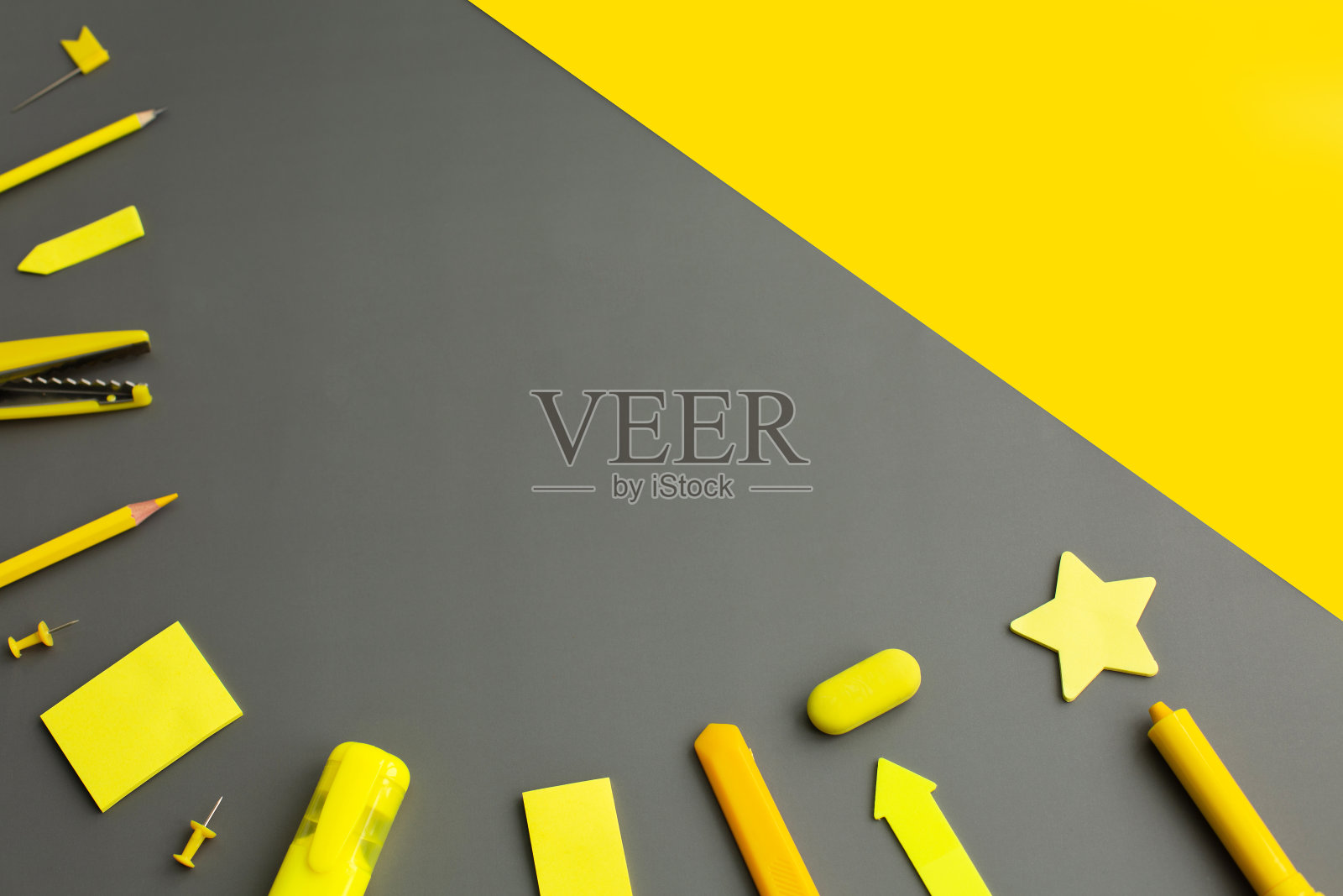 黄色文具书写工具配件，灰色背景笔。照片摄影图片