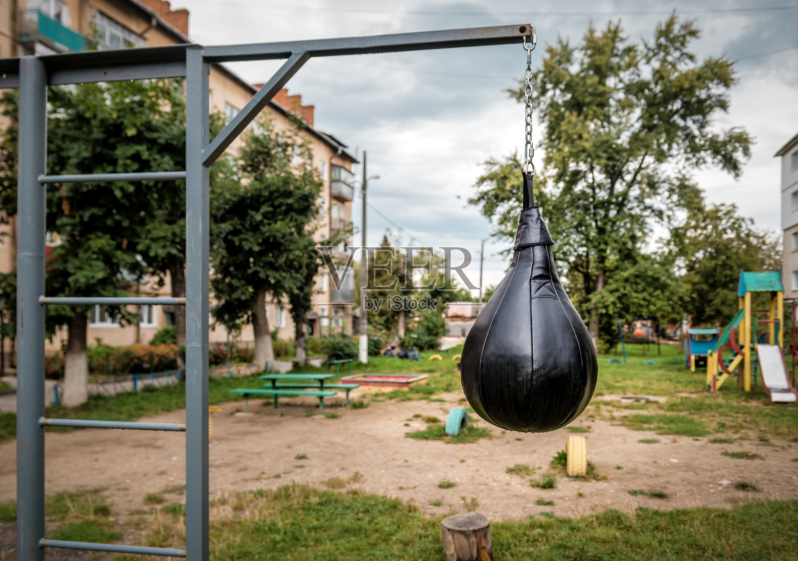 在居民区的沙袋照片摄影图片