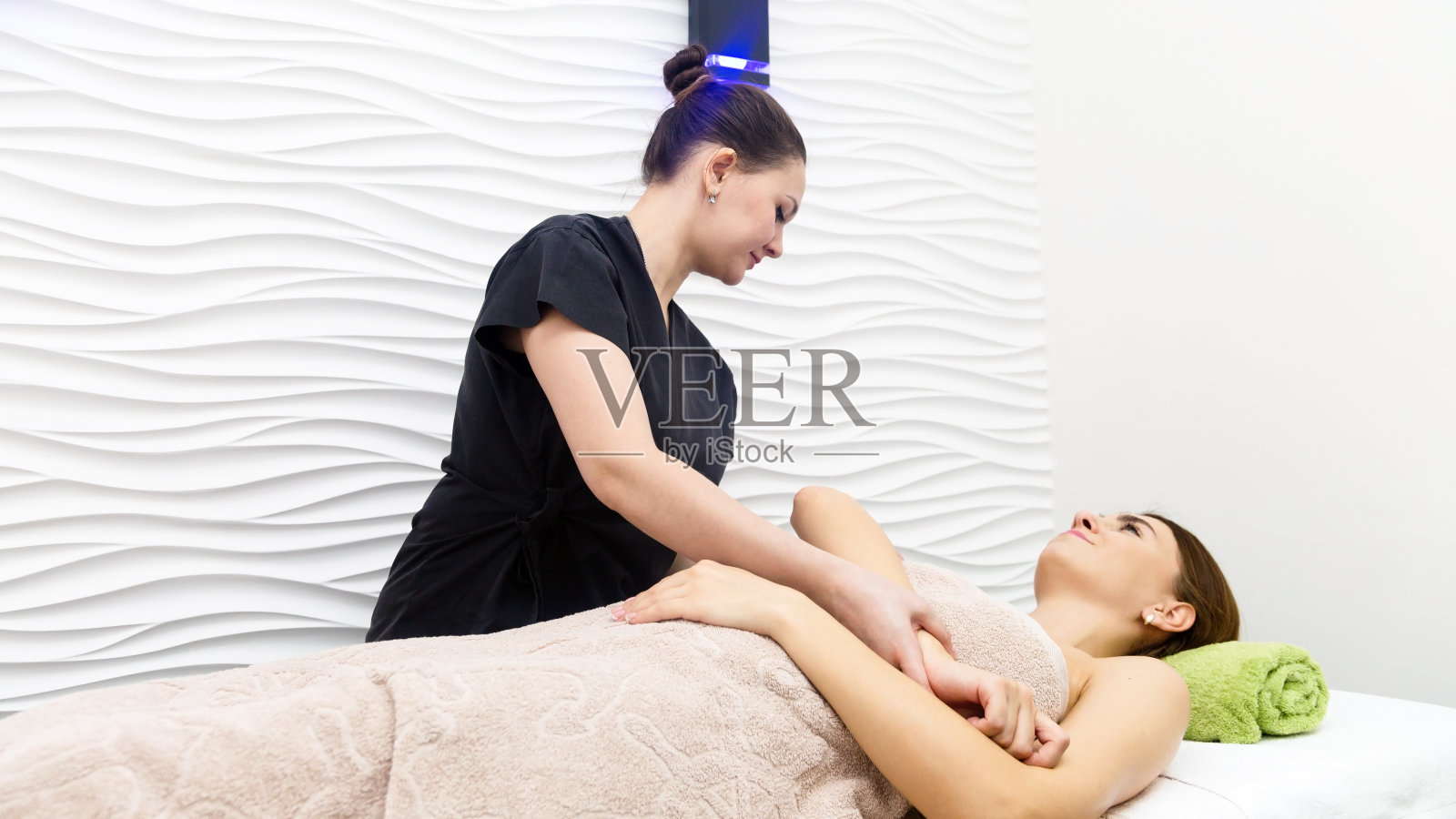 美容院按摩，前臂及肩部按摩照片摄影图片