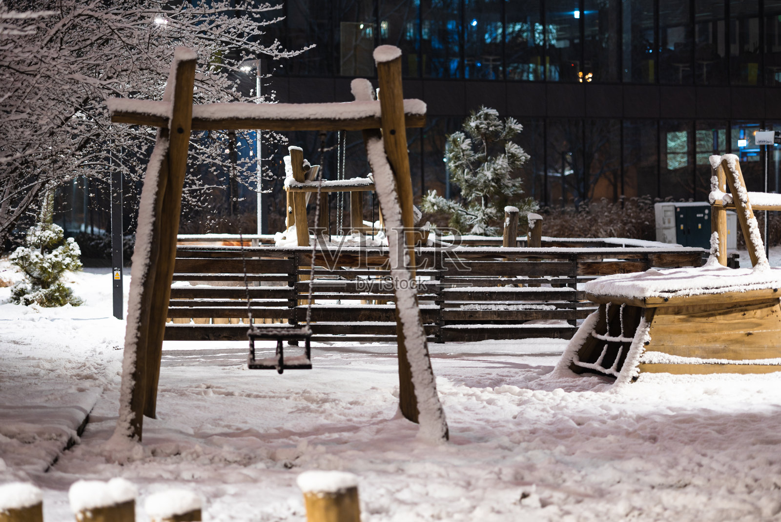 克拉科夫法院前的冬季游乐场照片摄影图片