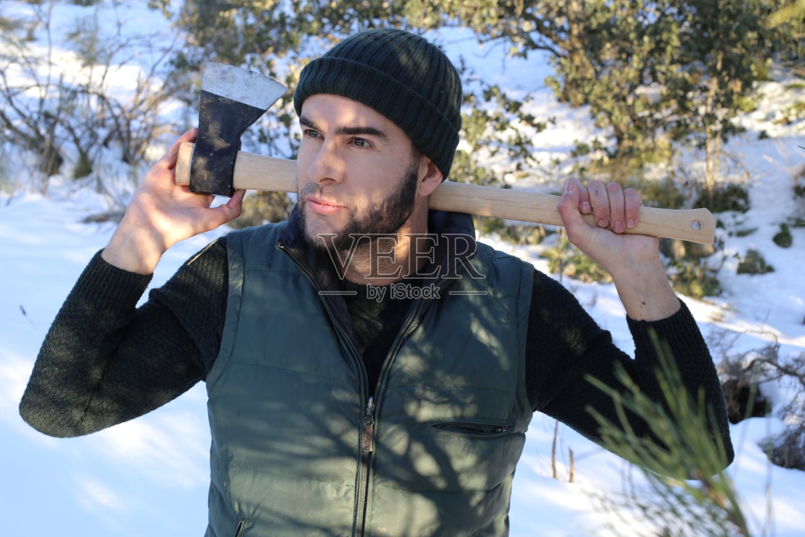 雪地里非常迷人的伐木工人照片摄影图片