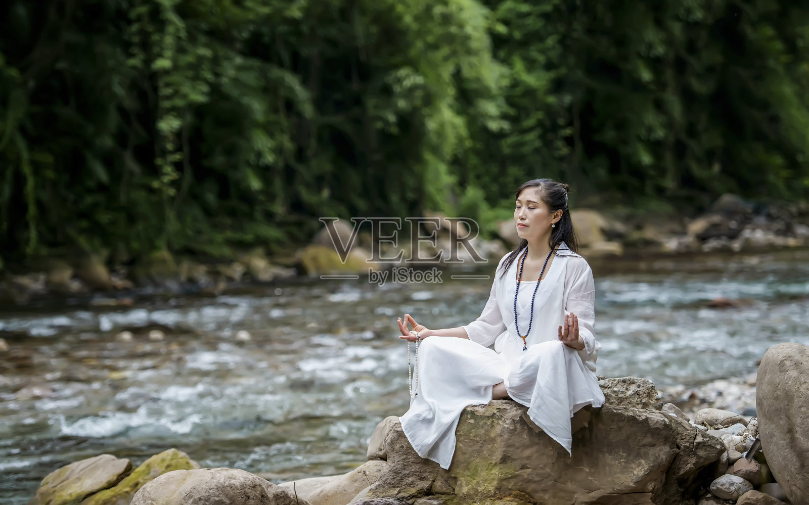 一个女人坐在湖边照片摄影图片