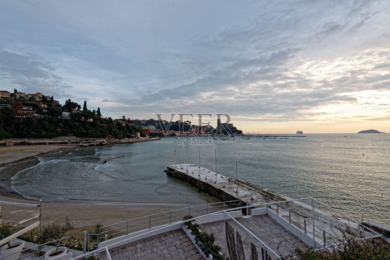 冬季日落时的拉斯佩齐亚湾照片摄影图片