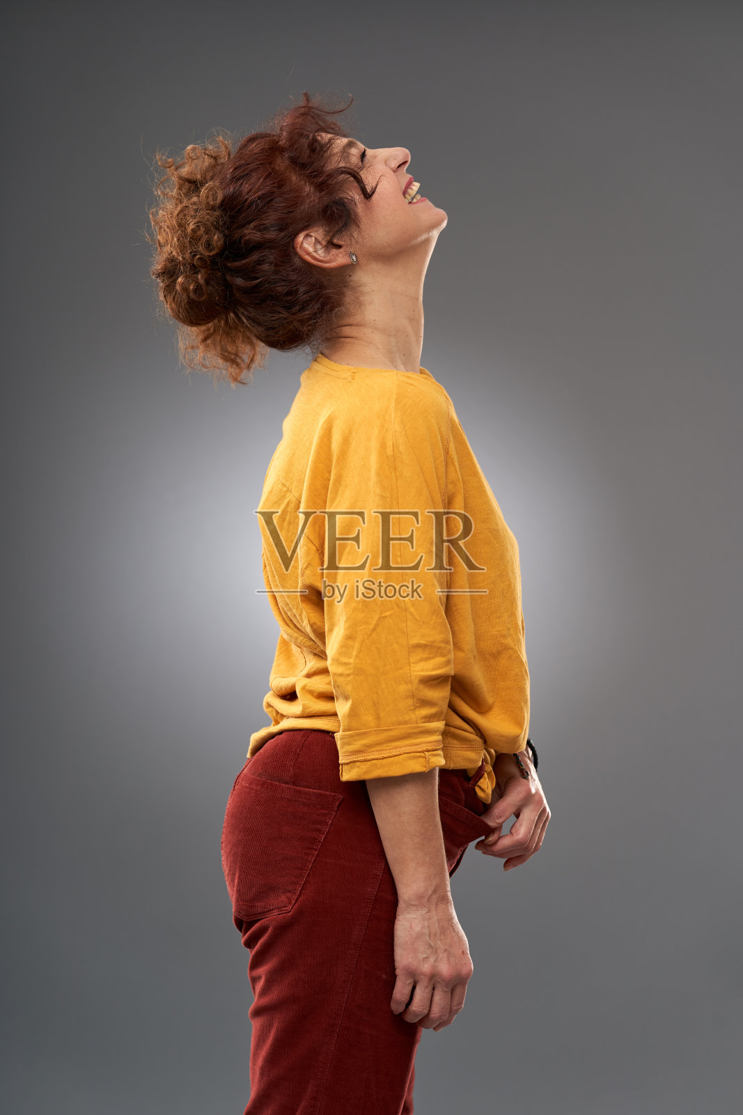 卷曲的红发成熟的女人照片摄影图片