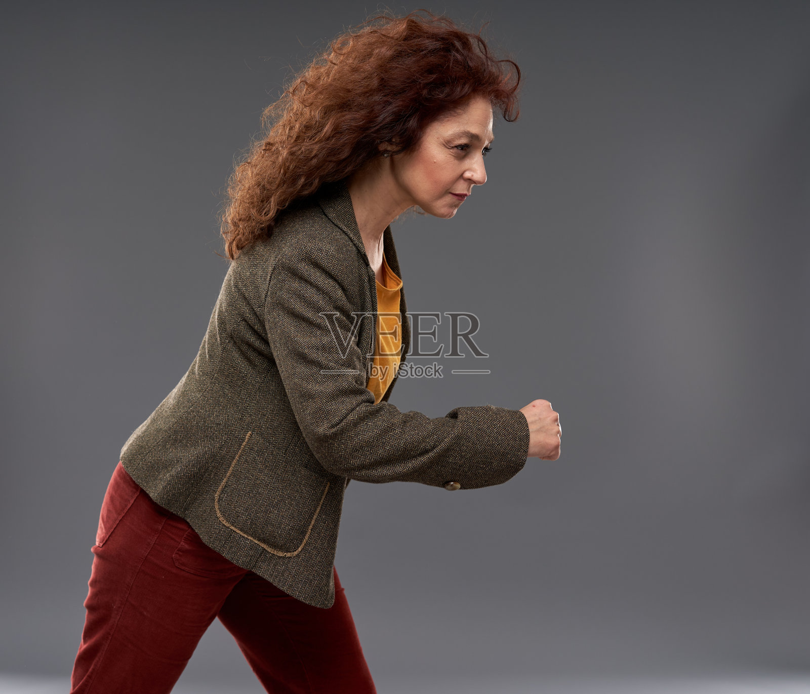 卷曲的红发成熟的女人照片摄影图片