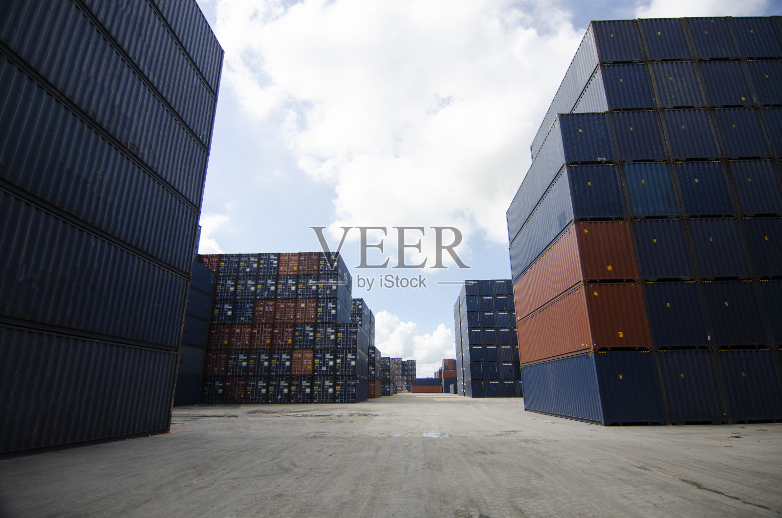 集装箱在港口，海运运输的概念和卸货集装箱服务在世界范围内的海上运输物流照片摄影图片