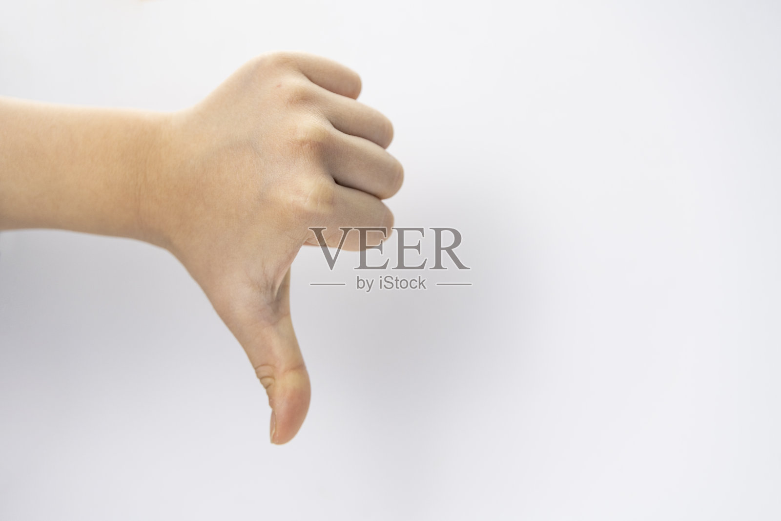 在白色背景下的贬低姿态照片摄影图片