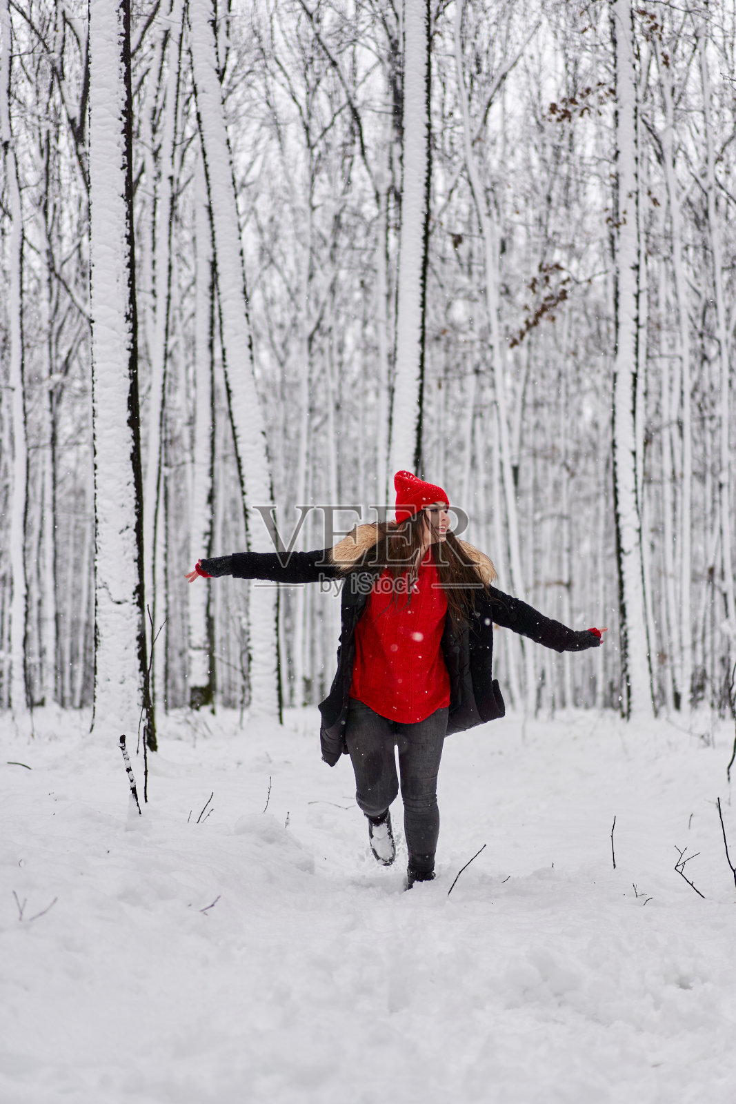 一个年轻女子的冬季肖像照片摄影图片