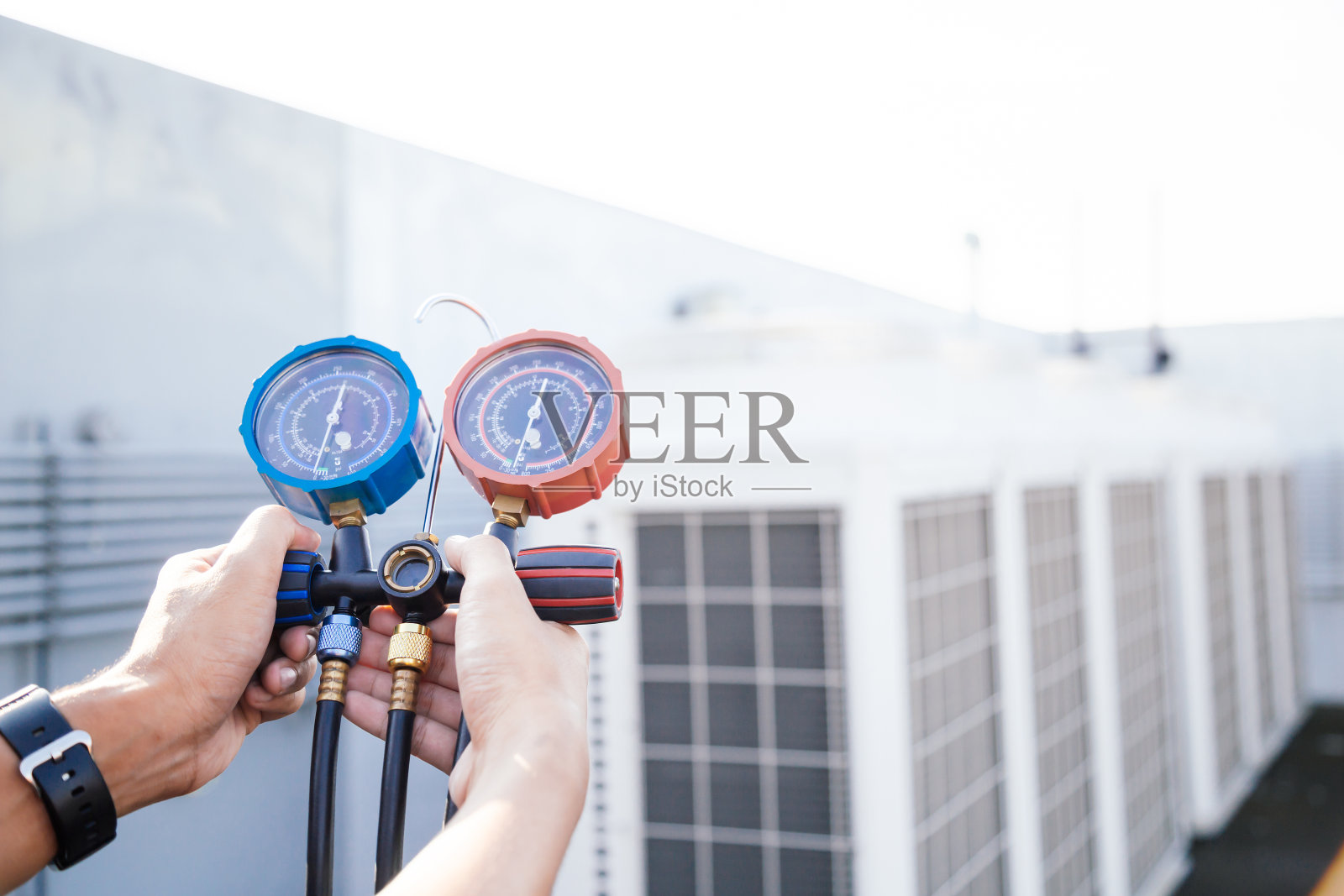 技术人员正在检查空调。照片摄影图片