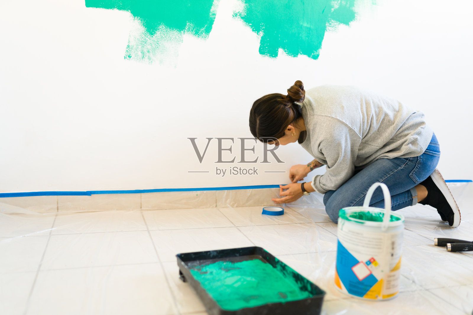 漂亮女人正在进行家庭装修和重新装修照片摄影图片