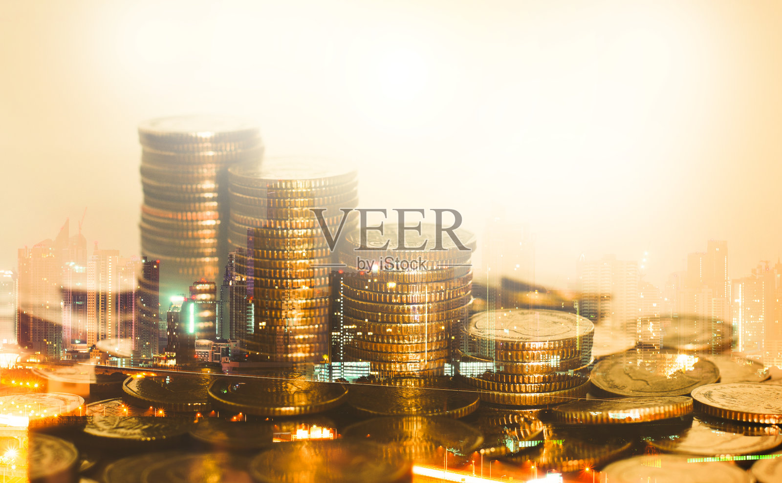 排硬币堆叠双曝光夜间城市背景，为金融银行和储蓄资金和企业股票投资理念。照片摄影图片