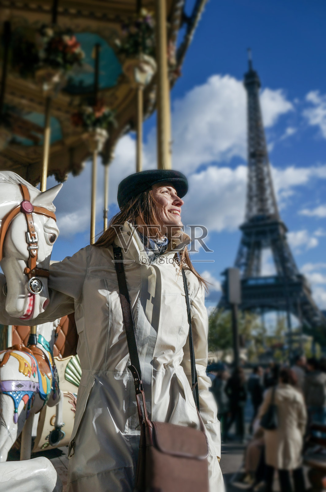 巴黎快乐的年轻女子照片摄影图片