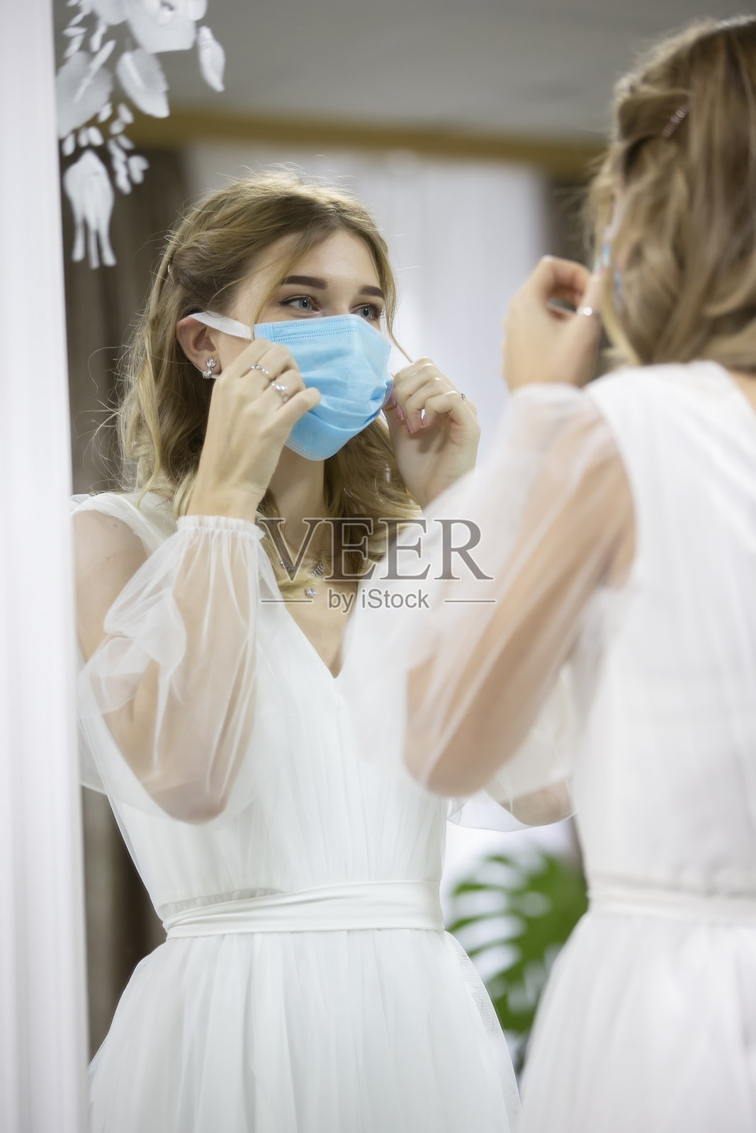 戴医用面具的新娘照片摄影图片