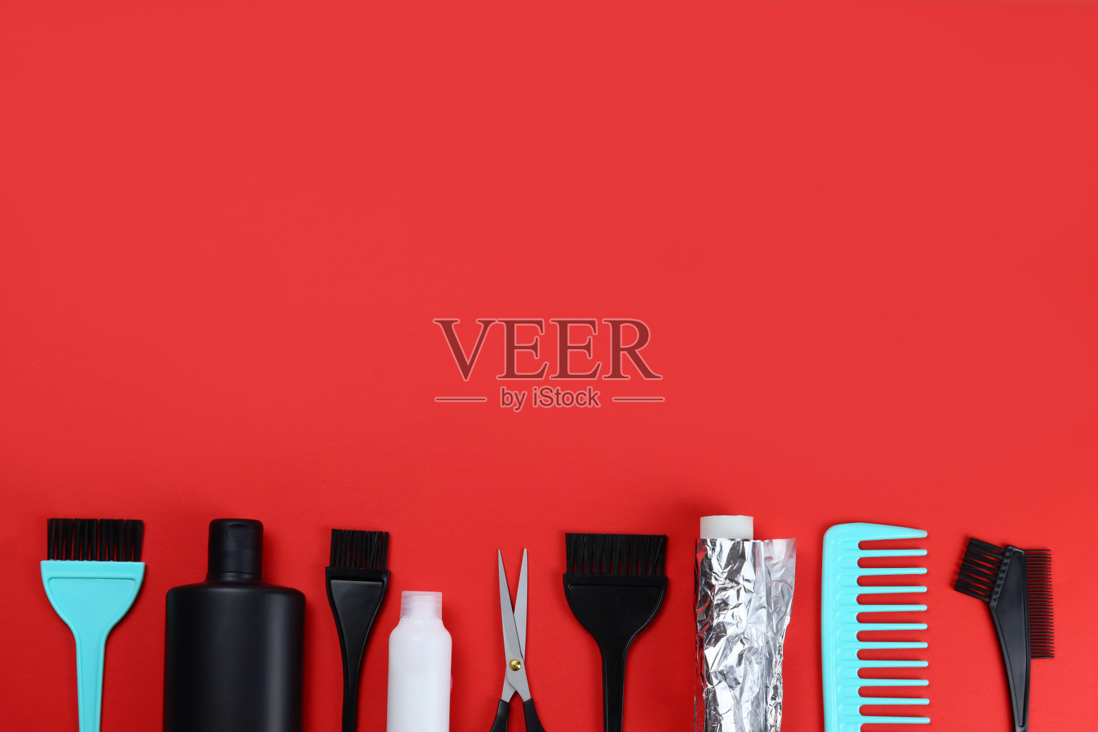 染发工具，发型师护发工具，红色背景topview。空间的文本照片摄影图片