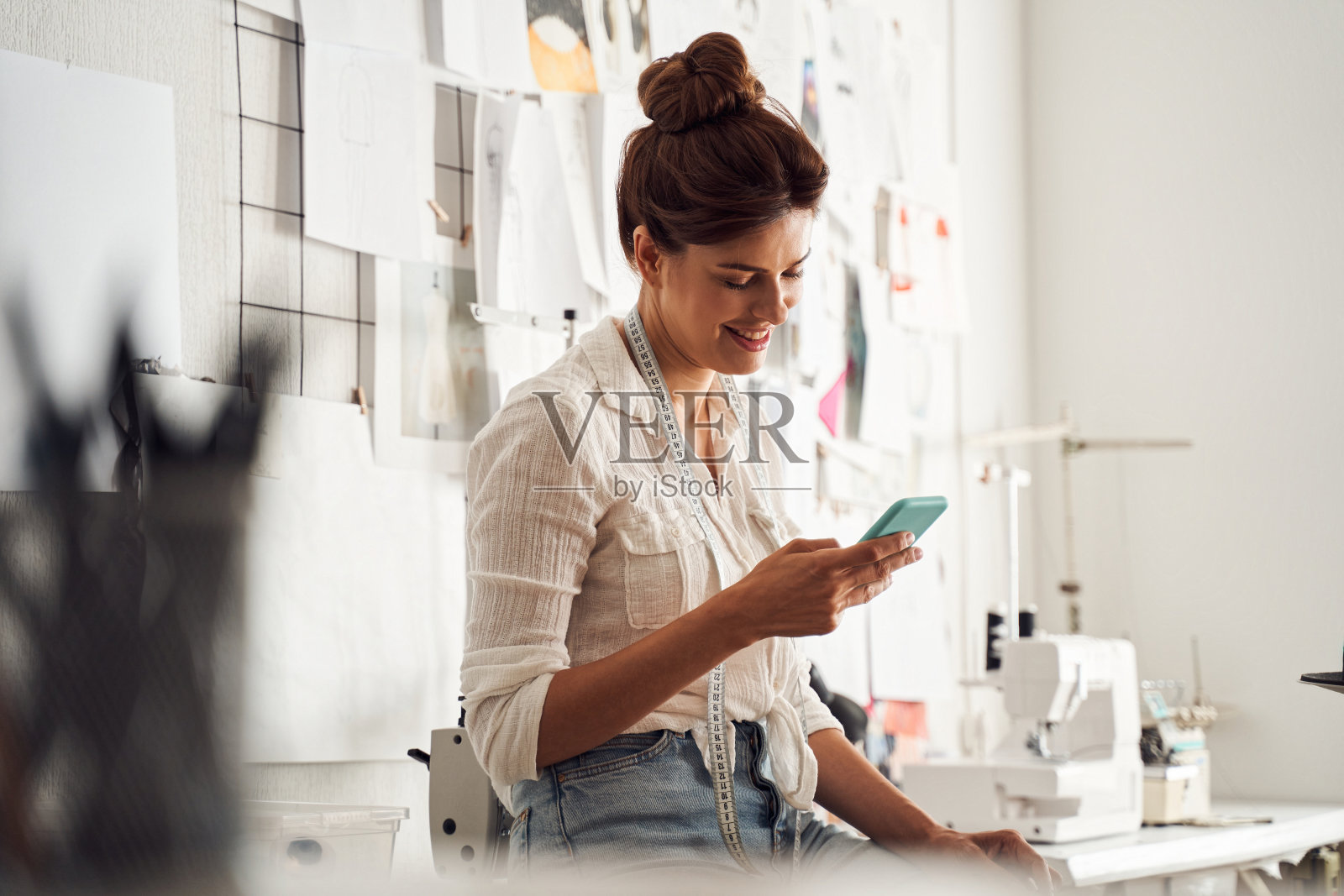 设计师在智能手机上打字照片摄影图片