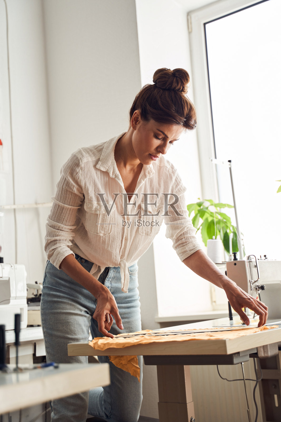 女人在织物上描画线条照片摄影图片