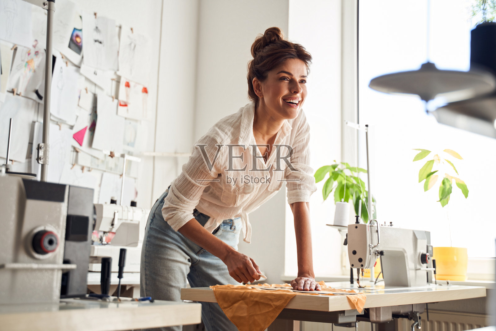 裁缝裁剪衣服细节照片摄影图片