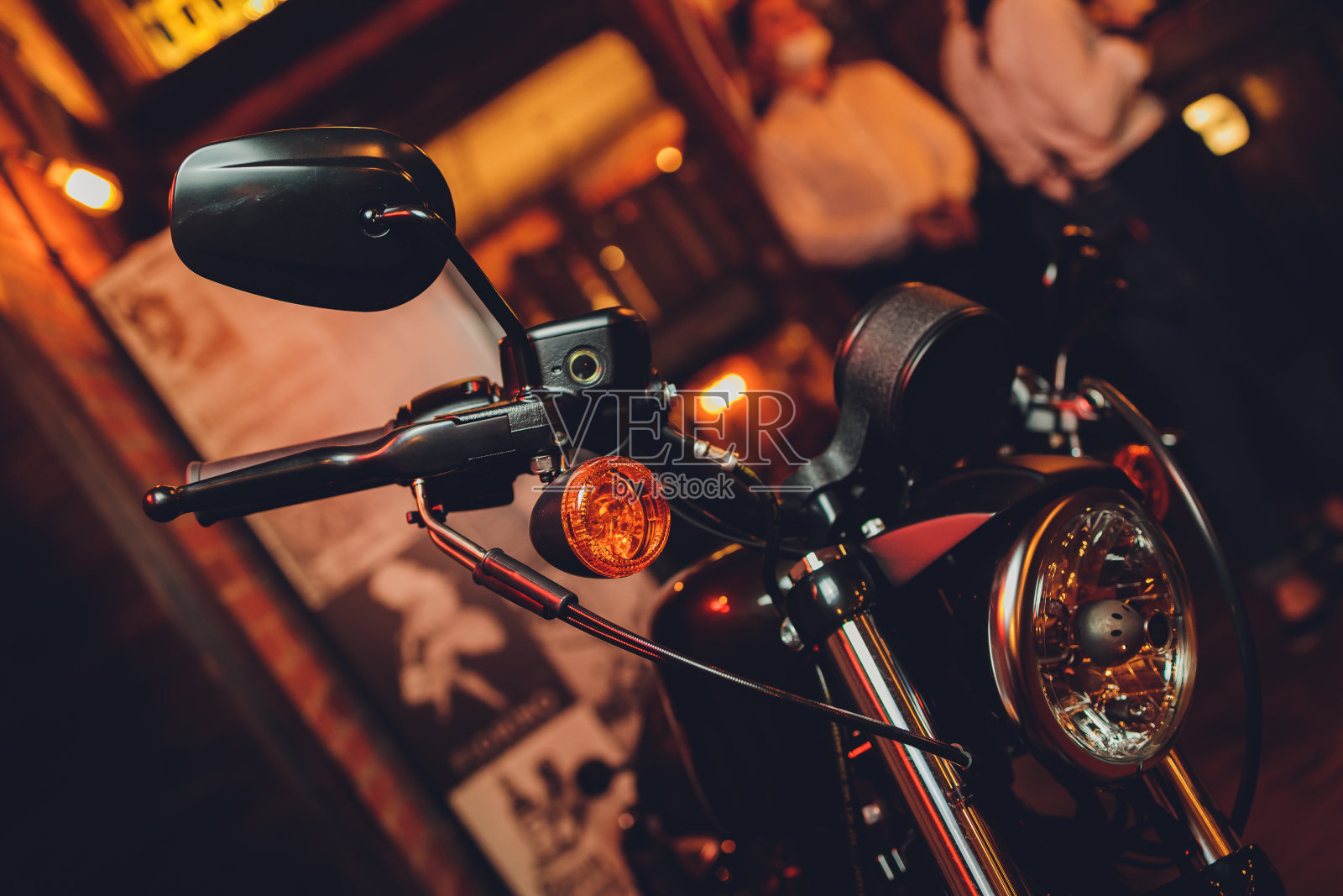 一辆经典摩托车前灯的细节。照片摄影图片