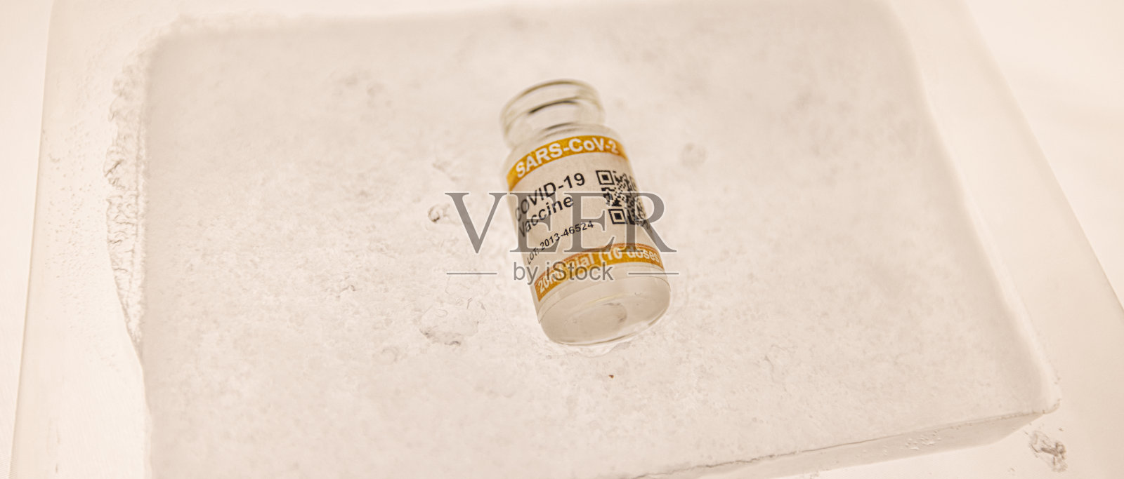 低温储存的COVID-19疫苗内装冰袋背光特写。标记SARS-CoV-2对抗冠状病毒照片摄影图片