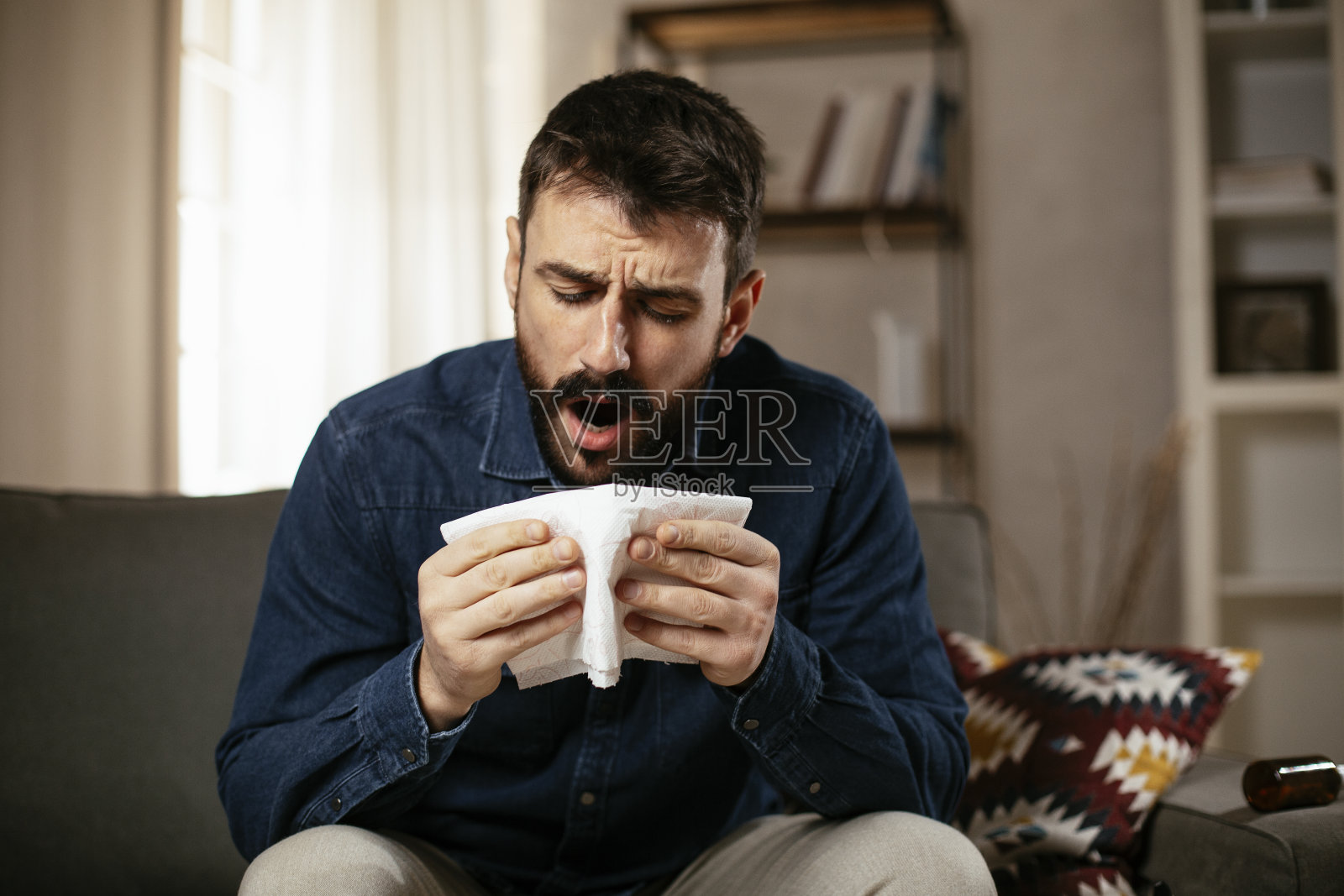 年轻人坐在沙发上发烧照片摄影图片