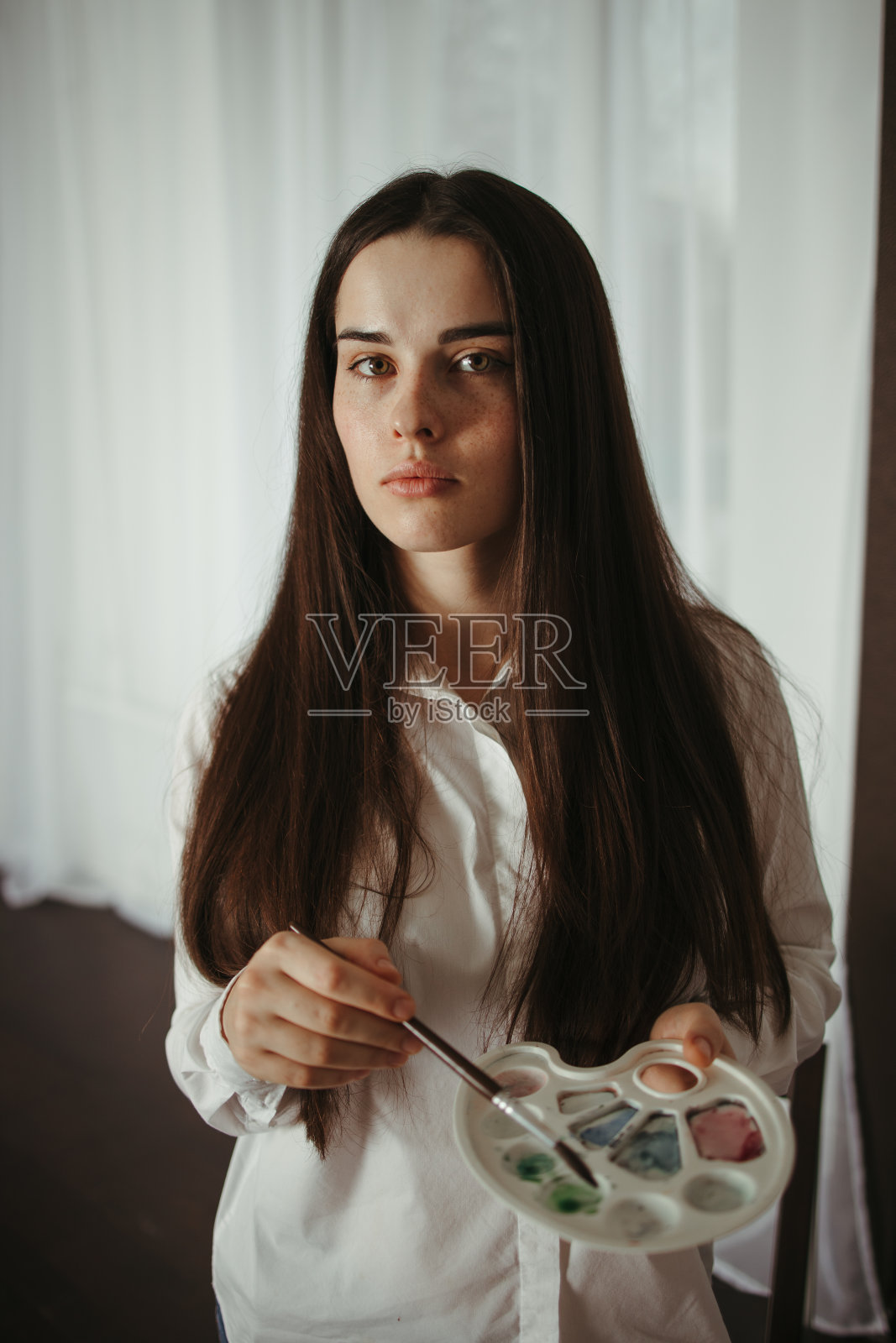 插画家或艺术家在工作中，做画架绘画照片摄影图片