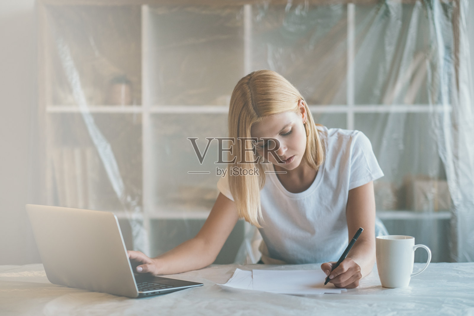 远程工作远程工作自由职业者女性笔记本电脑照片摄影图片