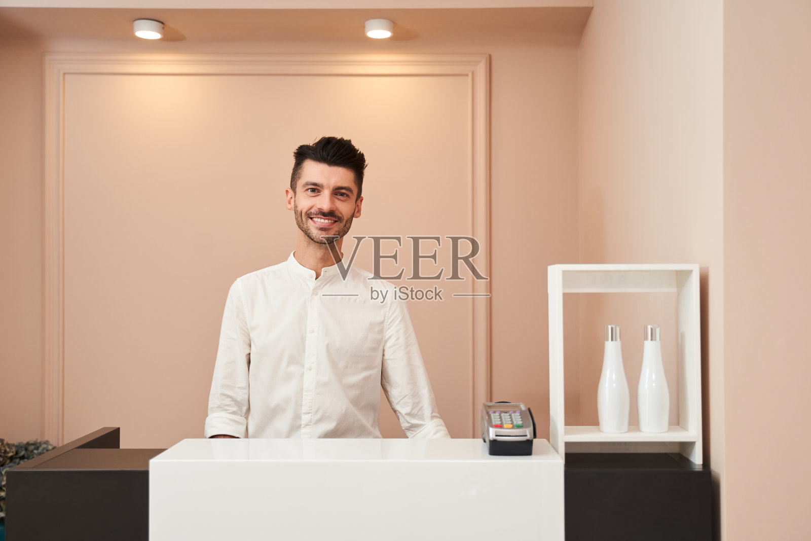 理发师站在接待处照片摄影图片