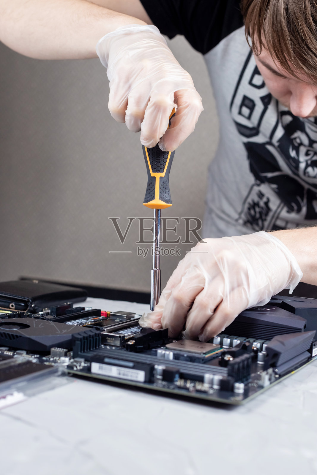 在计算机主板上组装计算机部件。电脑维修，PC组装照片摄影图片