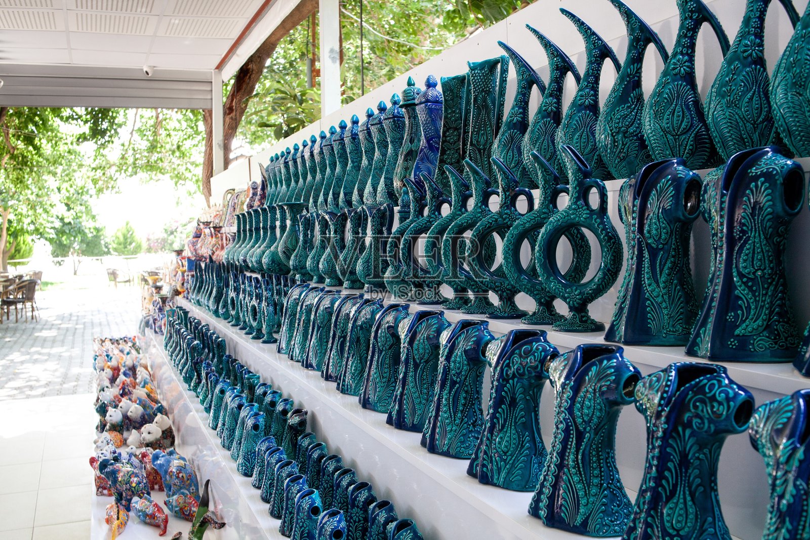 传统的土耳其旅游商店在东方市场。土耳其纪念品商店的装饰餐具。聚焦前景照片摄影图片