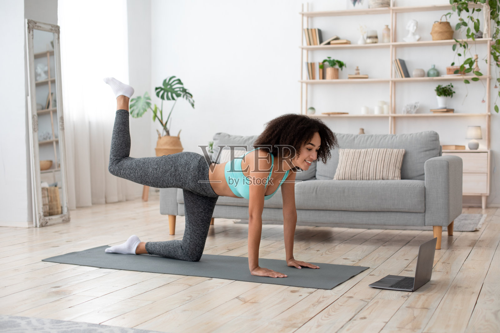 2019冠状病毒病流行，待在家里，用小工具训练和健身照片摄影图片