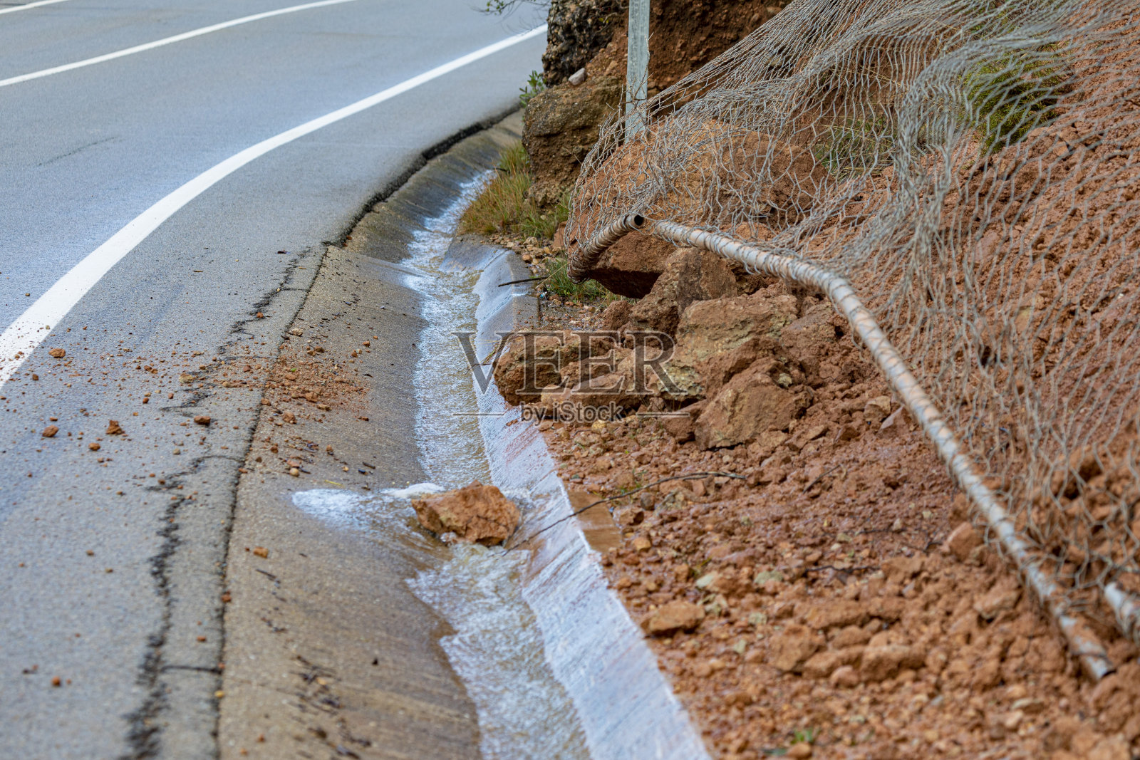 滑坡发生在路边，争夺网减少了危险照片摄影图片