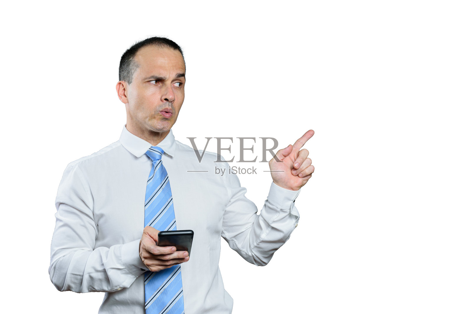 一个成熟的巴西男人，穿着正装，用手指着左边，做着鬼脸。照片摄影图片