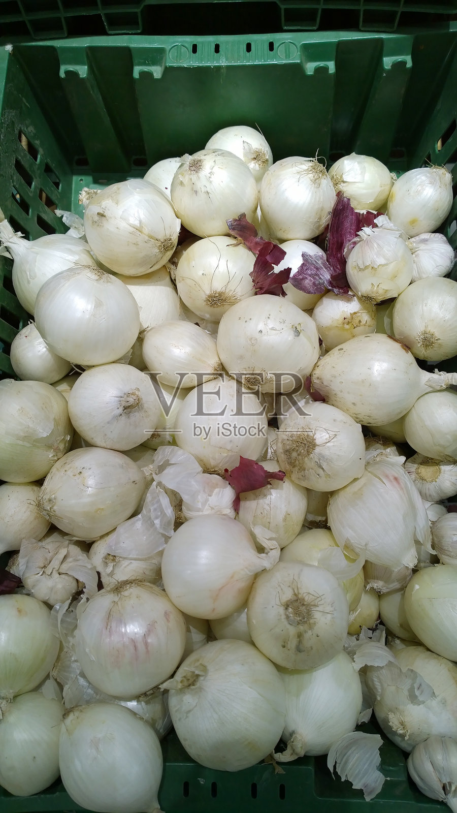 市场上出售的白洋葱。食品的背景。民间家庭治疗流感、感冒、咳嗽、流鼻涕、SARS、病毒、冠状病毒。照片摄影图片